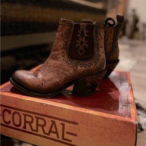 Corral LD Shedron ankle booties size 8.5